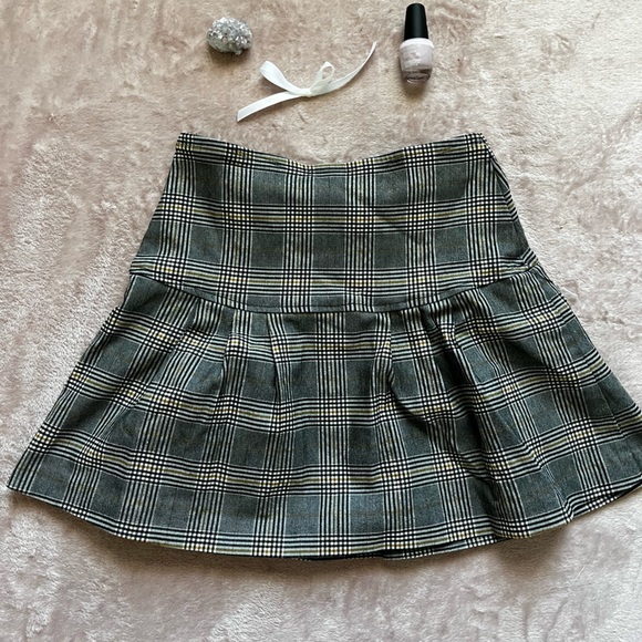 Plaid Pleated Skirt 🩶 - Picture 2 of 3